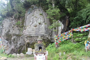 山间佛像与五彩经幡景观