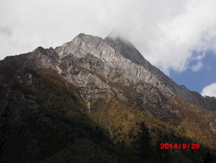 巍峨山峰云雾缭绕之景