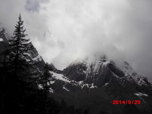云雾缭绕的雪山景色