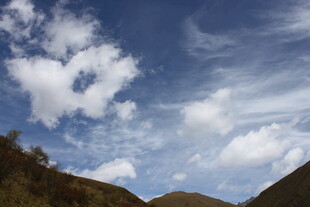 蓝天白云下的山峦景色