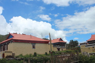 藏式风格建筑与蓝天白云