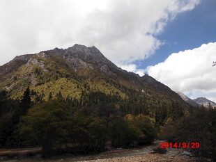 秋日山林间的秀丽山峰