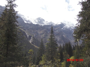 山林间的壮丽雪山景色