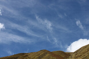蓝天映衬下的山峦