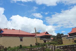 藏式建筑蓝天白云景致