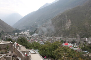 山谷中的宁静村落