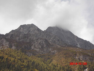 云雾缭绕的壮丽山峰