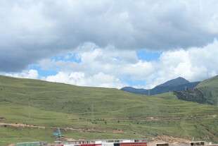草原山峦间的风光景致