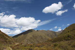 山间美景 蓝天白云映青山