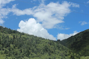 青山蓝天间的云朵美景