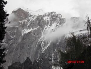 云雾缭绕的壮丽雪山景观