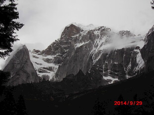巍峨雪山壮丽景致