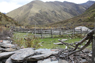 山间木栏围起的宁静之地