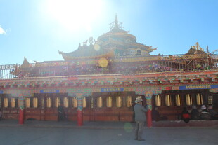 藏式寺庙在阳光下闪耀