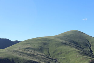 翠绿山峦与蓝天美景