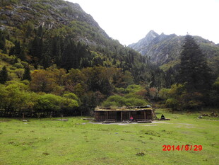 山间草地中的古朴建筑