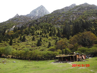 山间草地木屋的自然景致