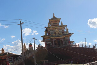 藏式寺庙建筑 蓝天白云下