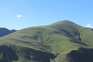 翠绿山峦 蓝天相伴