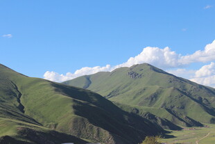 青山蓝天相映成趣