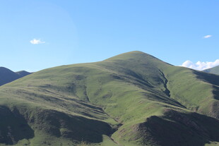 翠绿山峦 蓝天相伴