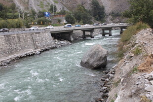 山间河流上的车辆通行桥