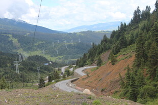 山间蜿蜒公路美景