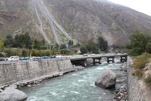 山间河流上的桥梁景观