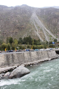 高山悬索桥横跨湍急河流