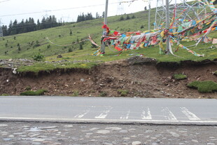 路边山坡现明显塌陷痕迹