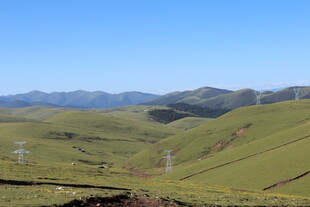 草原风光 远处山峦叠翠