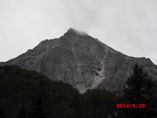 云雾缭绕的巍峨山峰