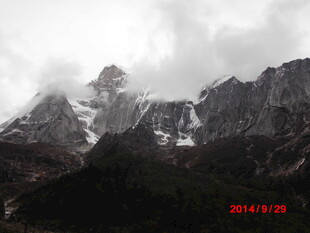 云雾缭绕的壮美雪山