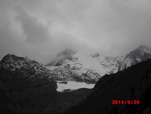 云雾缭绕的巍峨雪山