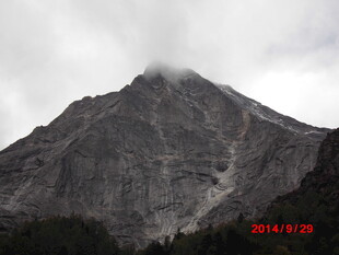 云雾缭绕的巍峨山峰