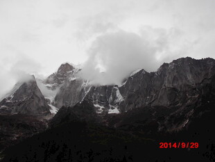 云雾缭绕的壮丽雪山