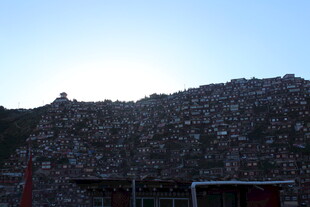 山坡上密集的建筑物群