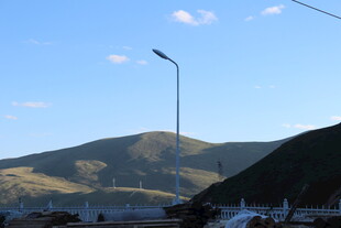 山间公路旁的路灯与蓝天