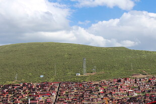 草原上的多彩帐篷景观