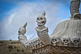 骷髅装饰的神秘艺术雕塑