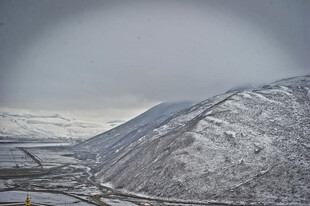 冬日雪山下的蜿蜒道路