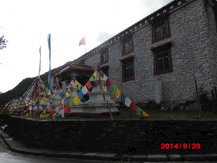 藏式建筑旁的五彩经幡