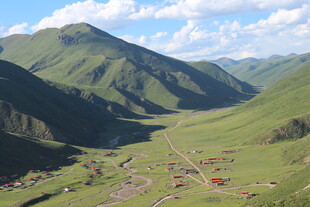 山间村落 绿意盎然的美景