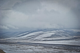 雪覆山峦的壮阔自然景观