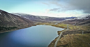 宁静高山湖泊自然风光
