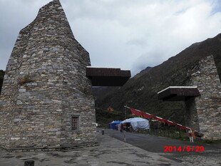 古老石砌建筑与山间场景