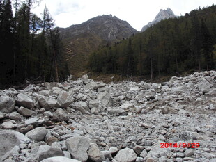 山间碎石遍布的河谷地带