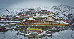 雪覆藏式寺庙建筑群