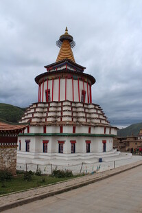 藏式风格独特佛塔建筑