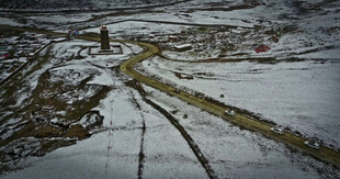 雪覆大地间的蜿蜒道路
